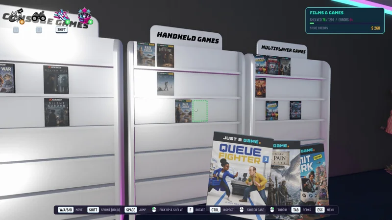 Mehrere Spielehüllen in der Hand vor einem Spieleregal.